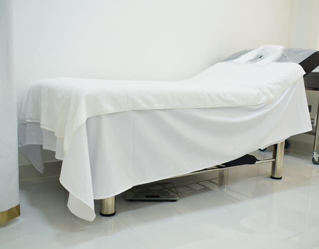 Integrative medicine therapy session at Royal Treat Clinic